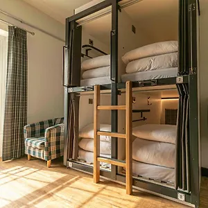 Code Pod - The Court - Hostal